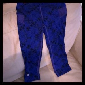 Athleta Blue & Black Pattern Capri Workout Pants